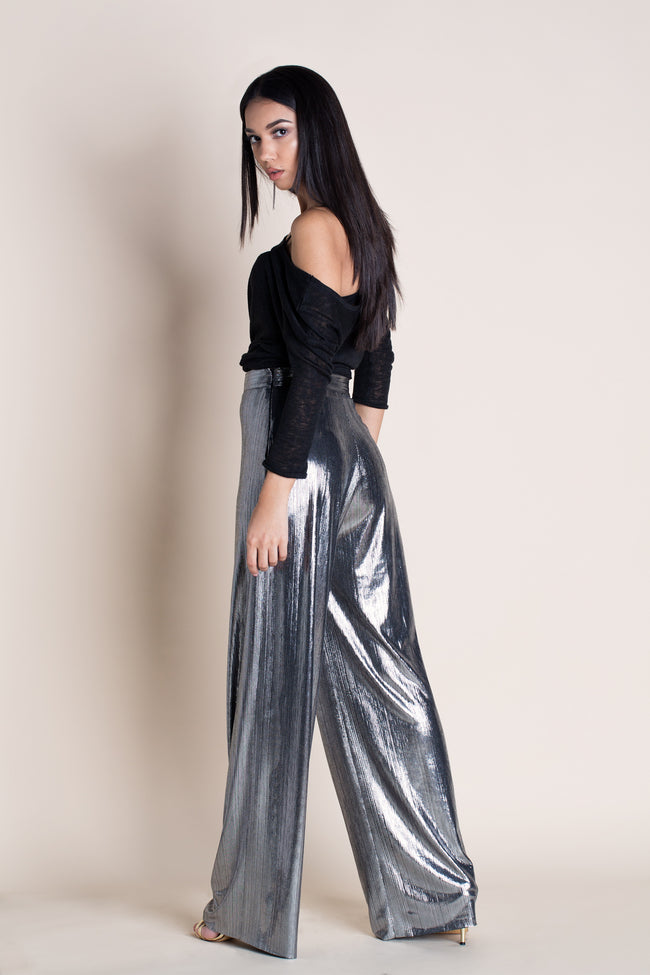 woman looking back, dressed in a pair of wide leg high waist pants pattern