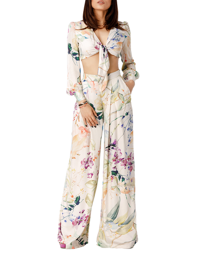 full body of a woman wearing a hight waist pants pattern